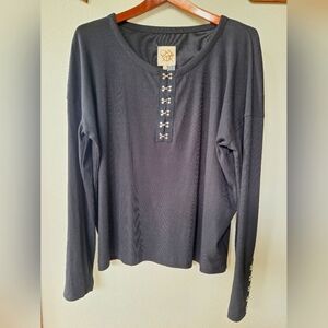 Chaser Womens Black/w Silver Hook and Eye Ribbed Henley. Size M